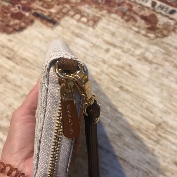 ❌SOLD❌NWT Michael Kors Lg Travel Wallet/Wristlet - Picture 2 of 8